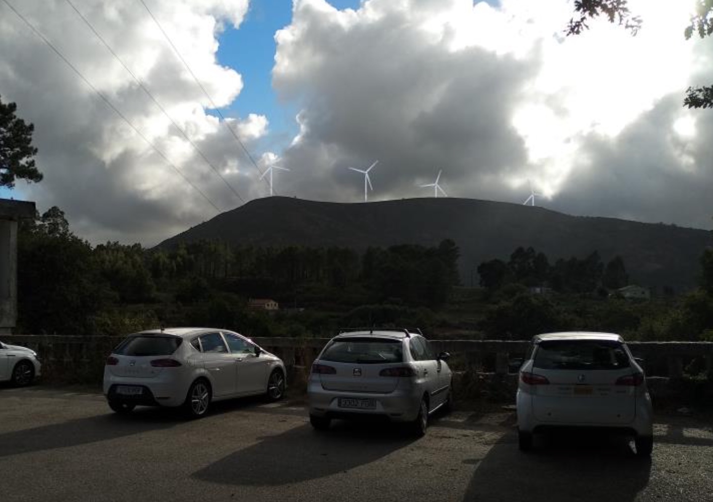 Recreación do parque eólico Albariño I visto desde San Cibrán, no medio do Val Miñor