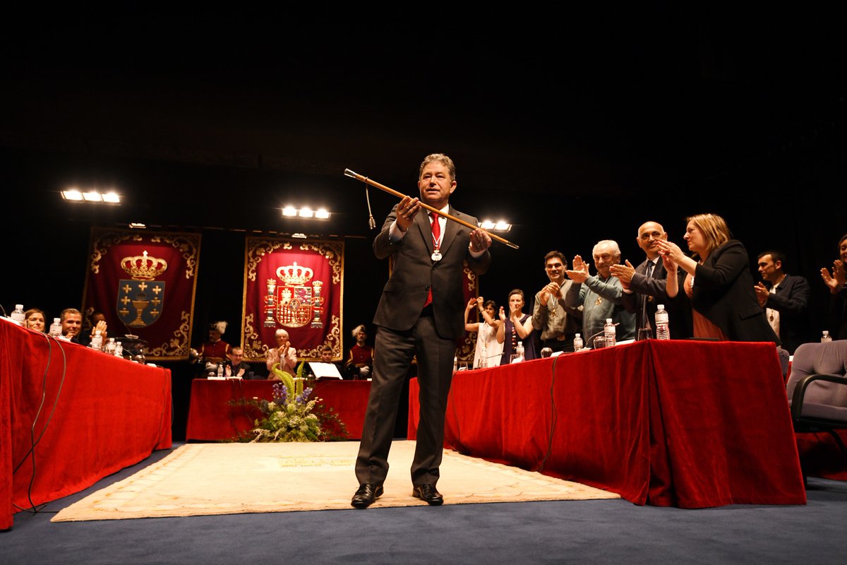 Miguel Anxo Fernández Lores, co bastón de mando no Teatro Principal tras ser elixido por sexta vez