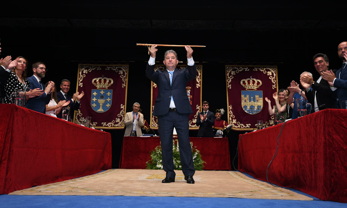 Miguel Anxo Fernández Lores ergue o bastón de mando tras ser reelixido como alcalde de Pontevedra, este 17 de xuño de 2023