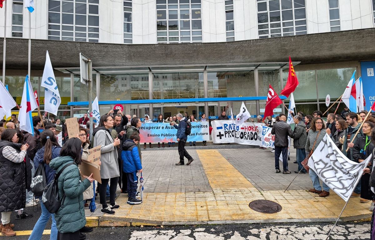 Mobilización de profesorado ante a sede da Xunta na Coruña
