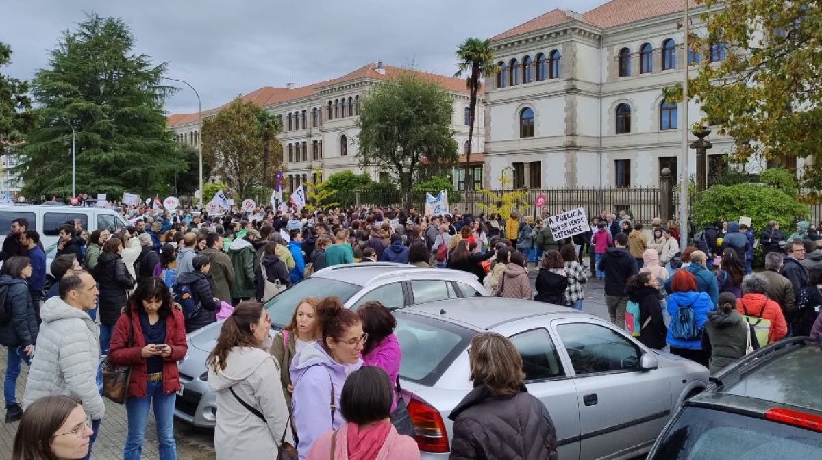 Mobilización de profesorado ante a sede da Xunta, en San Caetano