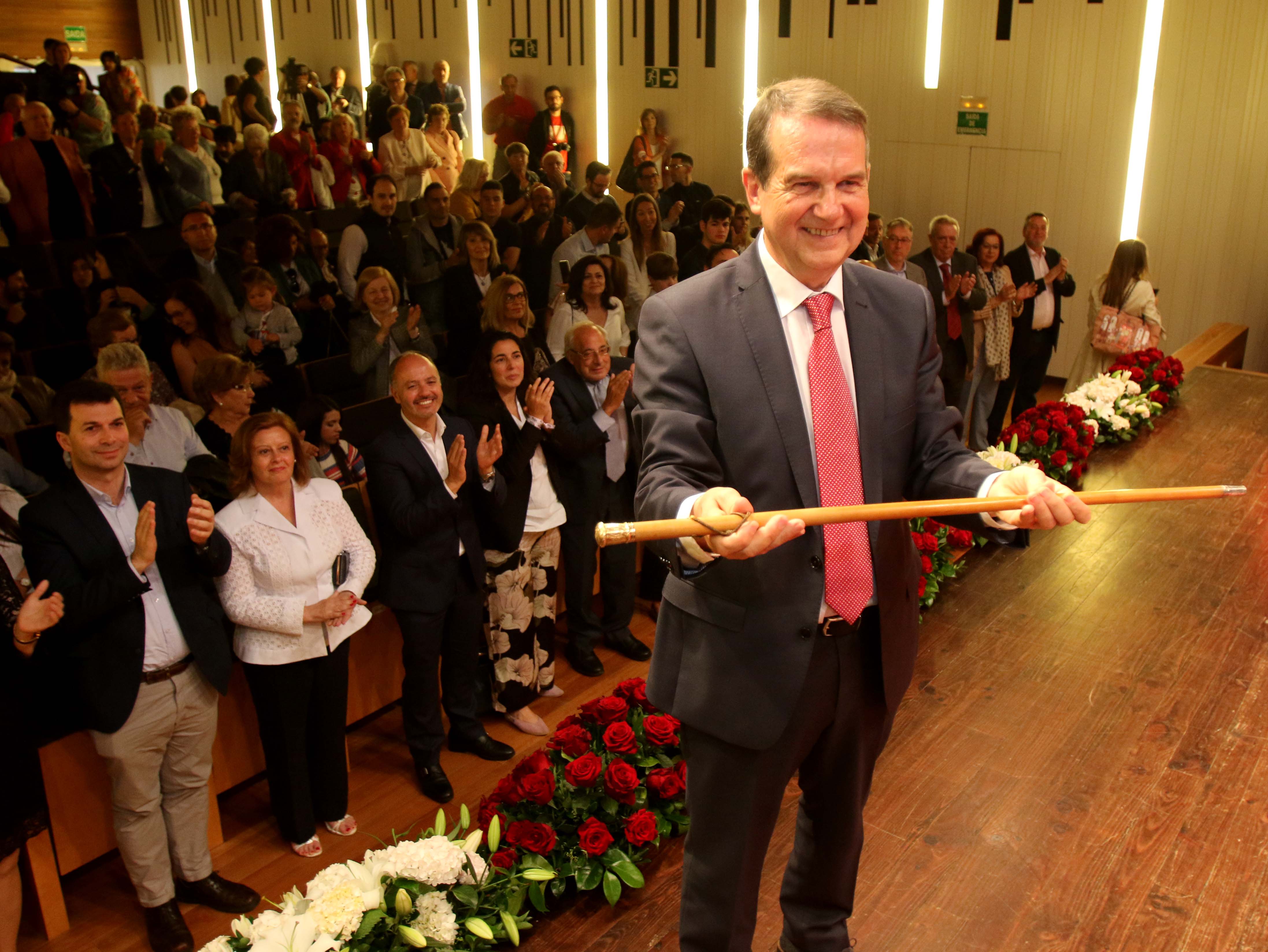 Abel Caballero amosa o bastón de mando tras volver ser investido alcalde de Vigo