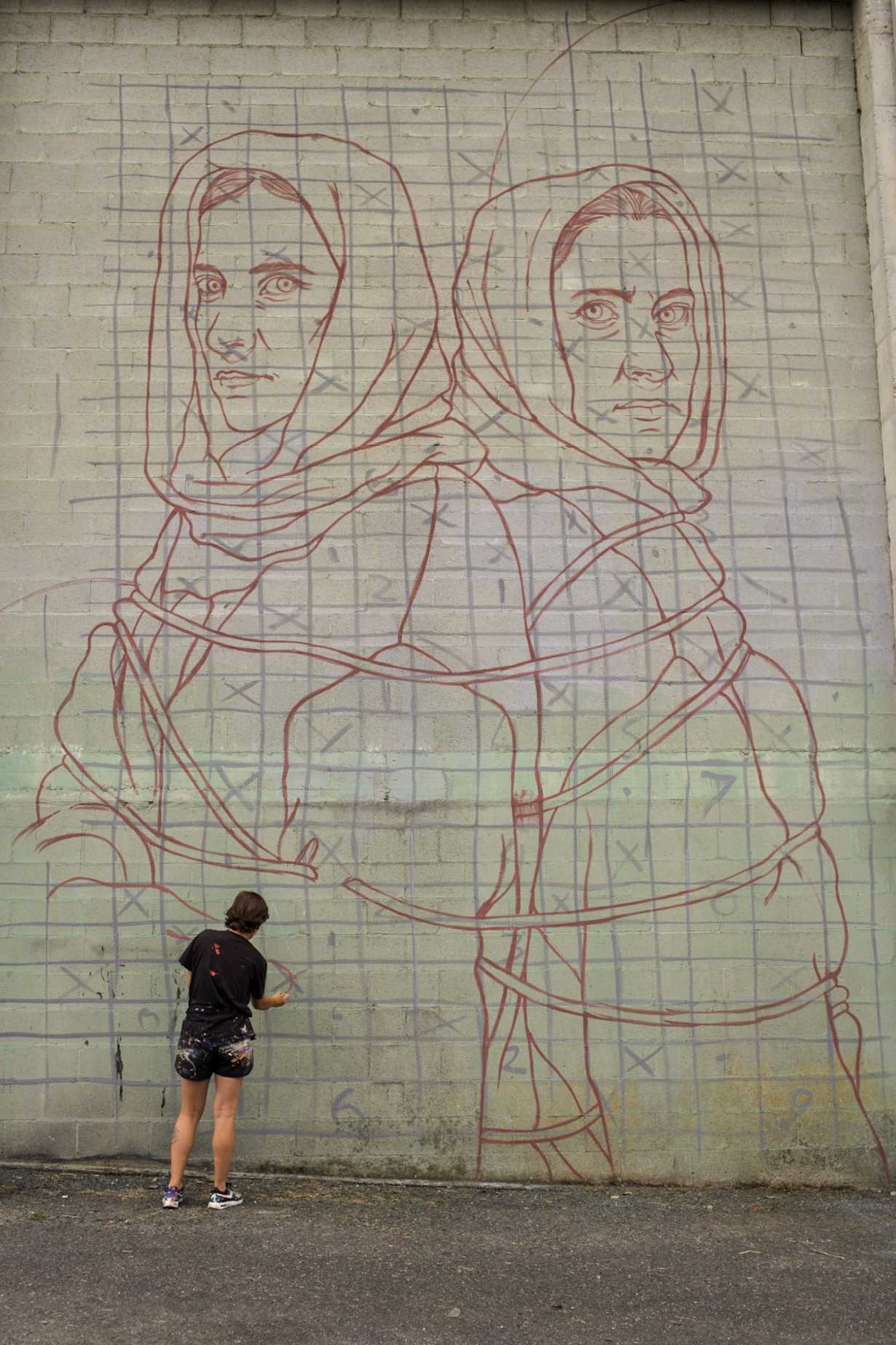 Lidia Cao na primeira fase do seu mural dedicado a Aurora e Manuela Liste Forján no pavillón municipal de Calo (Teo) para o Delas Fest 2020