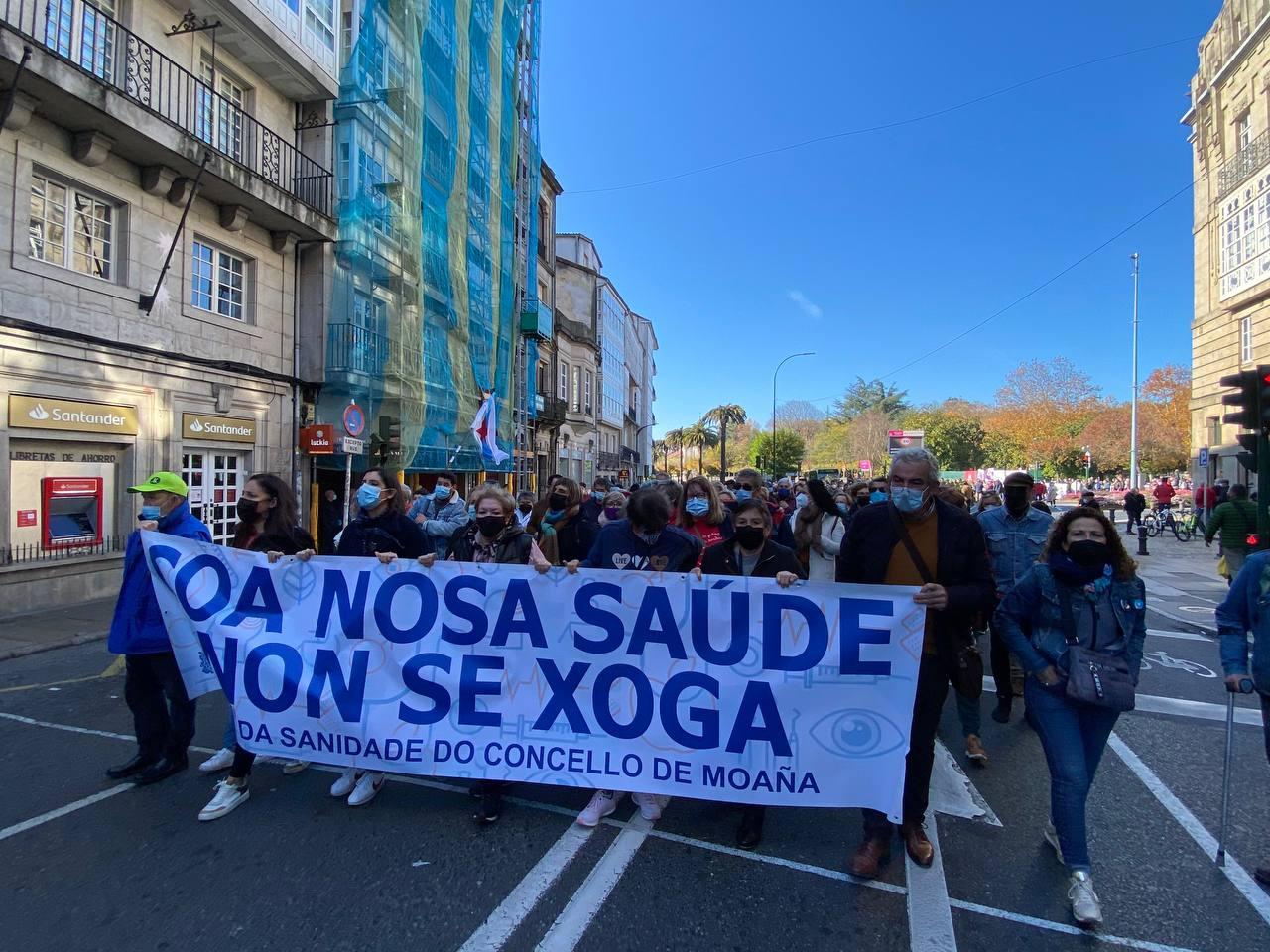 Colectivos en defensa da sanidade pública de Moaña, na mobilización de SOS Sanidade Pública o 14 de novembro de 2021 en Santiago