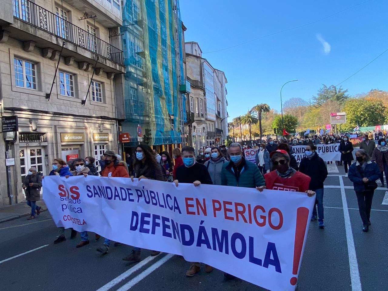 Membros de SOS Sanidade de Santiago, na mobilización de SOS Sanidade Pública o 14 de novembro de 2021 en Santiago