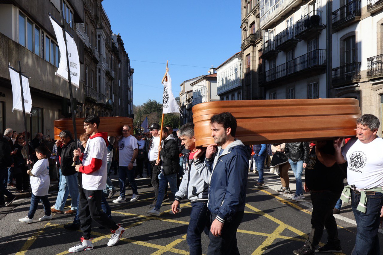 Participantes na manifestación de SOS Sanidade, portando un cadaleito 4F24