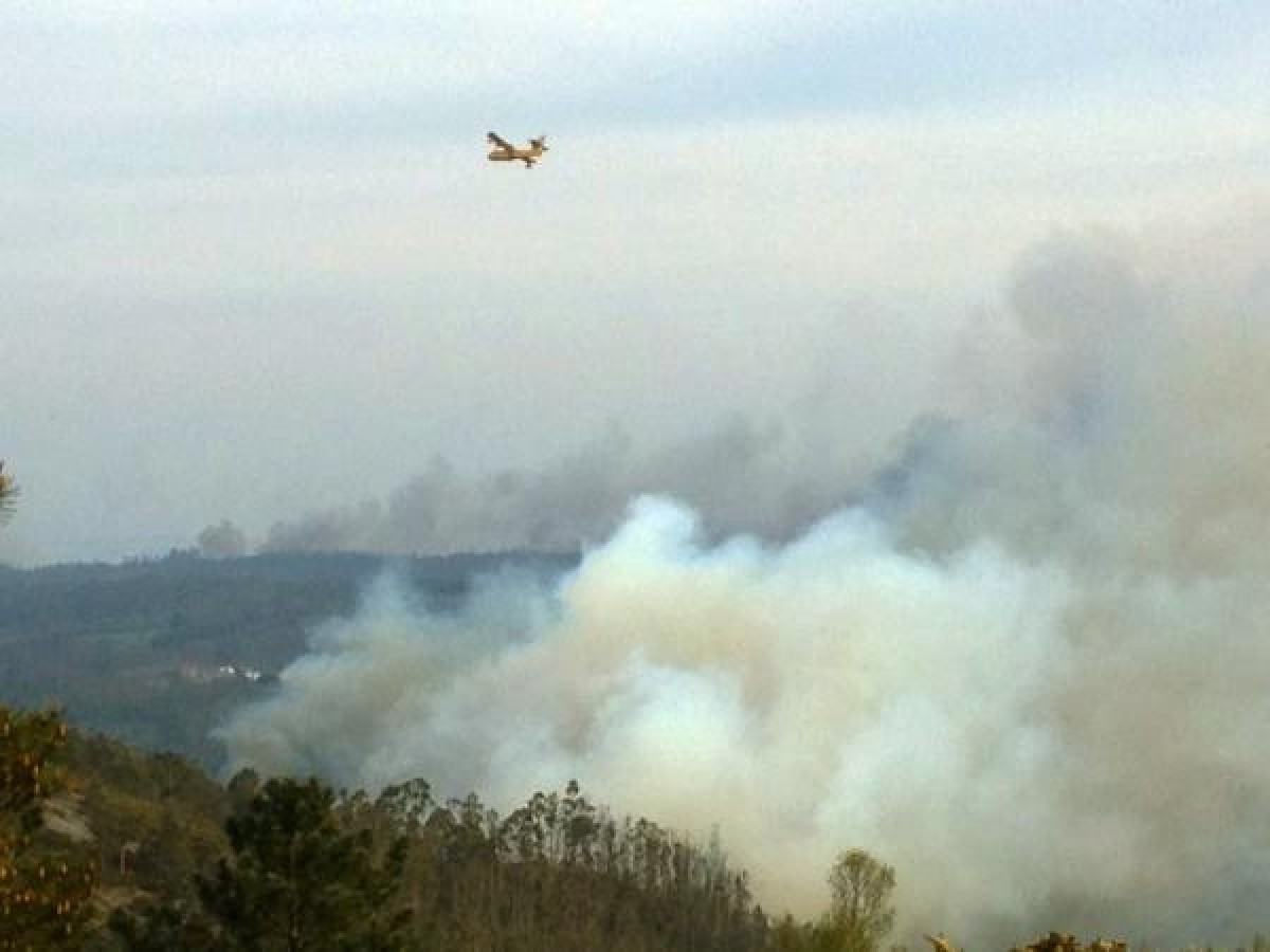 Un avión realiza labores de extinción no incendio das Fragas do Eume