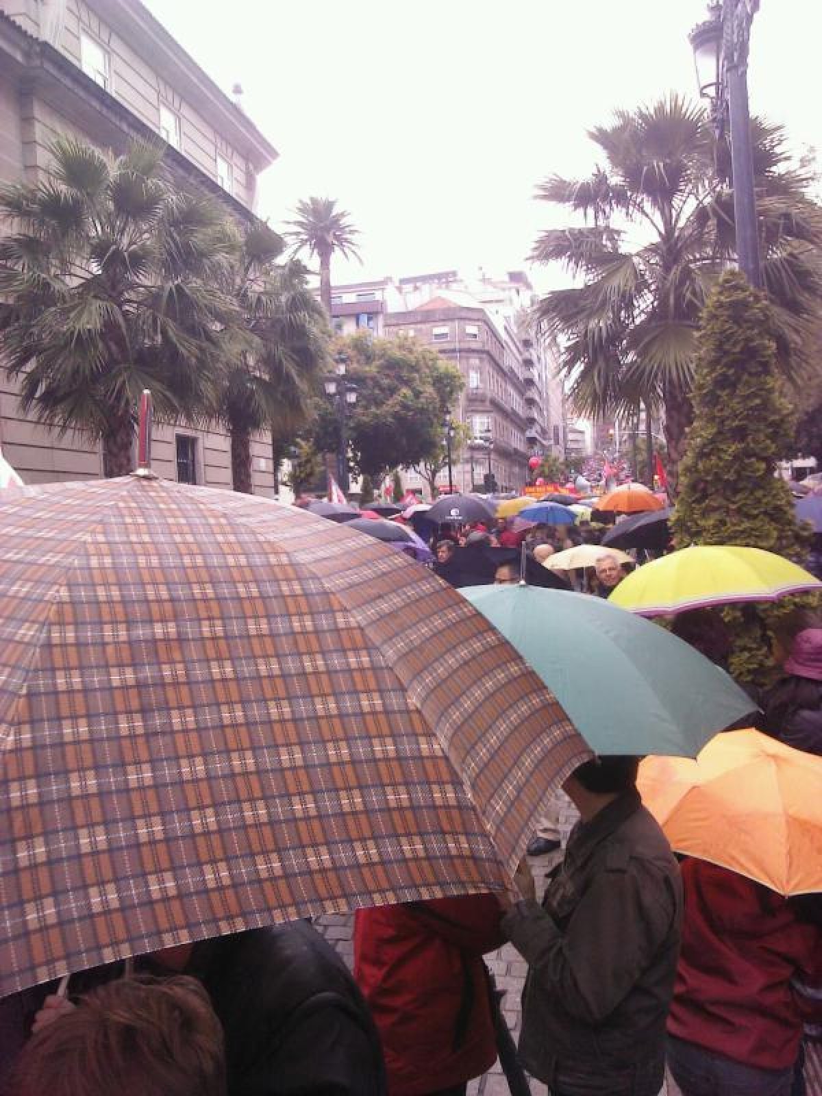 A manifestación, baixo a chuvia en Vigo