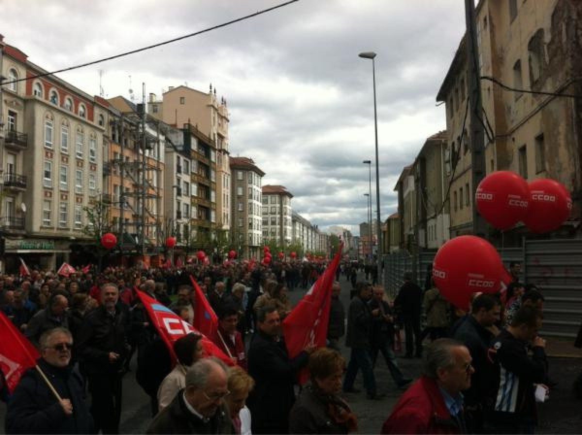 A marcha de Ferrol de CC.OO. e UGT xuntou milleiros de persoas