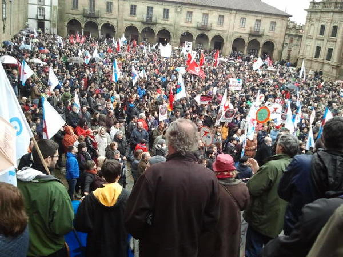 Milleiros de persoas nunha manifestación de Queremos Galego