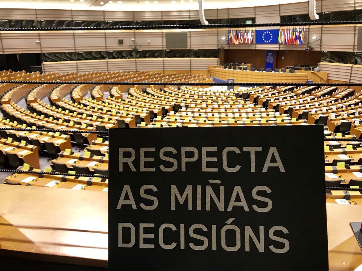 Un dos carteis da campaña, no hemiciclo do Parlamento Europeo en Bruxelas